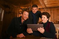 Der Bergdoktor – Über ihren Blog können Lisbeth (Monika Baumgartner, r.), Hans (Heiko Ruprecht, l.) und Martin (Hans Sigl, m.) Lillis Reise verfolgen.