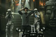 Total Recall – Kaum wird sein größter Traum wahr, da gerät Douglas Quaid (Colin Farrell, M.) auch schon ins Visier skrupelloser Kräfte, die alles versuchen, um ihn ins Jenseits zu befördern ...