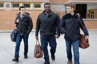 Chicago Fire – Chicago Fire Staffel 8 Folge 17 Alle drei wollen helfen: Alberto Rosende als Blake Gallo, Eamonn Walker als Chief Wallace Boden, Jesse Spencer als Matthew Casey Copyright: SRF/2019 NBC Universal