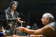 Stargate – Vala (Claudia Black) gibt Arlos (Wallace Shawn) das Amulett zurück...