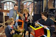 Rote Rosen – ARD ROTE ROSEN FOLGE 1254 Uhr im ERSTEN. Mick (Tobias Rosen, l.), Pete (Gunter Ziegler, 2.v.l.), Erika (Madeleine Lierck-Wien, M.) und Ben (Hakim Michael Meziani, r.) engagieren sich für die Kita, deren Eröffnung näher rückt.