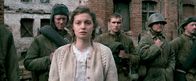Irgendwer – Greta (Fabienne Haller) vor der Kompanie der Roten Armee.
