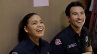 Station 19 – Station 19 Staffel 4 Folge 1 Geniessen eine Verschnaufpause: Barrett Doss als Victoria Hughes, Jay Hayden als Travis Montgomery Copyright: SRF/ABC Studios