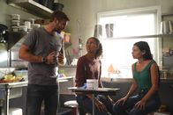 Mysterious Mermaids – (v.l.n.r.) Ben Pownall (Alex Roe); Maddie Bishop (Fola Evans-Akingbola); Ryn (Eline Powell)