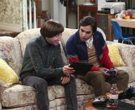 The Big Bang Theory – Raj (Kunal Nayyar, r.) und Howard (Simon Helberg, l.) haben einen Facebook-Fan auf ihrem Profil für ihre Band "Footprints on the Moon". Sie sind so begeistert von dem coolen Typen und beginnen, ihn deshalb zu stalken ...