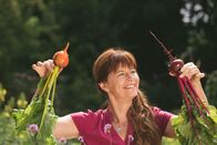 Querbeet – Moderatorin Sabrina Nitsche mit frisch geernteter gelber und roter Bete.