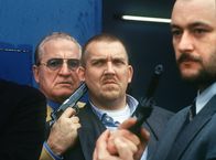 Tatort – In höchster Gefahr befindet sich Kommissar Freddy Schenk (Dietmar Bär,Mitte). Der Fischgroßhändler Walter Amalfi (Manfred Andrae) hat ihn als Geisel genommen.