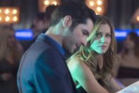 Lucifer – Nachdem Charlotte (Tricia Helfer, r.) ihm eröffnet hat, dass das flammende Schwert ihr einziger Weg zurück in den Himmel sein könnte, wächst der Druck auf Lucifer (Tom Ellis, l.) ungemein ...