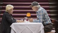 Altersglühen – Sie haben nur sieben Minuten Zeit, einander kennenzulernen: Christa Nausch (Brigitte Janner) und Volker Hartmann (Michael Gwisdek).