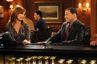 Two and a Half Men – Was läuft zwischen Alan (Jon Cryer, r.) und Bridget (Judy Greer, l.)?; Was läuft zwischen Alan (Jon Cryer, r.) und Bridget (Judy Greer, l.)?
