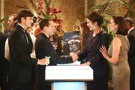 Two and a Half Men – Alan (Jon Cryer, 2.v.l.), von der Besucherin seiner lesbischen Nichte Jenny angeregt, will selbst auf die Pirsch gehen. Da kommt es ihm gerade recht, dass Walden (Ashton Kutcher, l.) ihn zu einer Wohltätigkeitsveranstaltung seiner Mutter (Mimi Rogers, r.) mitnimmt. Dort entdeckt er den Schwarm seiner Jugend, Lynda Carter (Lynda Carter, 2.v.r.), und ist völlig aus dem Häuschen ...