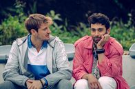 All You Need – Liebeskummer verbindet: Levo (Arash Marandi, re.) unterstützt Robbie (Frédéric Brossier).