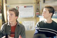 Malcolm mittendrin – L-R: Malcolm (Frankie Muniz), Reese (Justin Berfield).