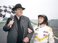 Pfarrer Braun – rbb Fernsehen PFARRER BRAUN: EIN VERHEXTER FALL, Deutschland 2004, Regie Dirk Regel Uhr. Gewonnen! Mit seiner Haushälterin Margot (Hansi Jochmann) feiert Pfarrer Braun (Ottfried Fischer) seinen Sieg auf der Rennbahn.