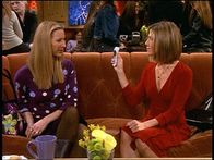 Friends – Rachel (Jennifer Aniston, r.) und Phoebe (Lisa Kudrow, l.) sitzen im Café einem gut aussehenden Typen gegenüber. Als er beim Verlassen des Lokals sein Handy liegen lässt, nehmen sie es mit und streiten darüber, wer es ihm zurückgeben darf._Titel: Friends