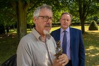 Inspector Barnaby – Der erfolgreiche Bienenzüchter Ambrose Deddington (Griff Rhys Jones, l.) wurde niedergeschlagen. Gegenüber DCI John Barnaby (Neil Dudgeon, r.) äußert er den Verdacht, dass sein Neffe der Angreifer war. Mit ihm liegt er im Dauerstreit.