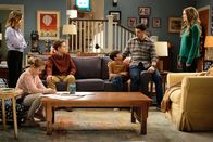 Outmatched - Allein unter Genies – (v.l.n.r.) Nicole (Ashley Boettcher); Leila (Oakley Bull); Brian (Connor Kalopsis); Marc (Jack Stanton); Mike (Jason Biggs); Kay (Maggie Lawson)