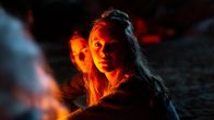 Cryptid – Die Schüler feiern am See. Auch Amina (Amanda Lindh, M.) ist mit ihrem Bruder Emil (Jacques Karlberg, r.) da. Ester (Maja Johanna Englander, l.) gefällt das gar nicht.