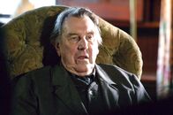 Lewis - Der Oxford-Krimi – Der todkranke Professor Edward Le Plessiter (John Wood) könnte in diesem Fall eine wichtige Aussage machen. Zuvor aber möchte er eine Bedingung erfüllt sehen.
