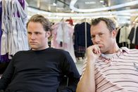 Sechserpack – Männer halten zusammen! Besonders dann, wenn die eigene Frau mal wieder in der Umkleidekabine steht und ihrer modischen Leidenschaft nachgeht. Doch was macht Mann (Mirco Reseg, l.), wenn der Freund (Hanno Friedrich, r.) zum Feind wird?