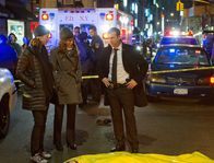 Blue Bloods - Crime Scene New York – Sind fassungslos darüber, dass der Zeuge im wichtigsten Fall, den Erin (Bridget Moynahan, l.) je hatte, einfach umgebracht wurde: Jackie (Jennifer Esposito, M.) und Danny (Donnie Wahlberg, r.) ...