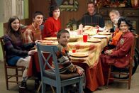 The Middle – Wird das Thanksgiving-Dinner trotz aller Katastrophen doch noch zum Erfolg? Zumindest haben sich alle um den Tisch versammelt: Brick (Atticus Shaffer, vorne), Sue (Eden Sher, vorne l.), Brad (Brock Ciarlelli, 2.v.vorne l.), Axl (Charlie McDermott, 2.v.hinten l.), Mike (Neil Flynn, hinten), Big Mike (John Cullum, 2.v.hinten r.), Tante Ginny (Frances Bay, 2.v.vorne. r.) und Tante Edie (Jeanette Miller, vorne r.) ...