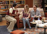 The Big Bang Theory – Während Penny (Kaley Cuoco, M.) und Leonard (Johnny Galecki, r.) das Rollenangebot besprechen, plagt Raj (Kunal Nayyar, l.) ein schlechtes Gewissen, da er versucht, gleichzeitig zwei Frauen zu daten ...