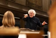 Sir Simon Rattle dirigiert die Matthäuspassion – Sir Simon Rattle (Bild) dirigiert die Matthäuspassion: Chor und Symphonieorchester des Bayerischen Rundfunks erweisen sich abermals als höchst flexible Klangkörper mit herausragenden Solisten.
