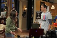 The Big Bang Theory – Sheldon (Jim Parsons, r.) entscheidet sich dafür, lieber mit seinen Freunden Videospiele zu spielen, als mit Amy (Mayim Bialik, l.) auf den Geburtstag ihrer Tante zu fahren. Probleme sind vorprogrammiert ...