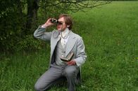 Charles Darwin – Charles Darwin (Sven Hussock) widmet der Naturbeobachtung mehr Zeit als seinem Studium.