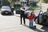 Desperate Housewives – Angie (Drea de Matteo, r.) macht sich Gedanken, was geschehen würde, wenn Mona den Unfall überlebt und sie bei der Polizei verpfeifen würde ...