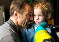 ... und dann kam Wanda – Karl Heinz (Hannes Jaenicke, li.) muss seiner Tochter Vivi (Bella Bading) beibringen, dass sie nicht in den Urlaub fahren können.
