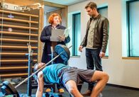 SOKO Kitzbühel – Wenige Stunden nach dem Start-up-Event "Kitz4Future" ist Tim Trebo tot. Auch Steffi (Veronika Polly, M.) und Lukas (Jakob Seeböck, r.) wissen, dass Trebo sich auf seinem Weg zum Erfolg einige Feinde gemacht hat.