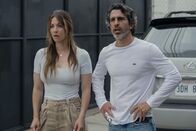 Based on a True Story – Ava Bartlett (Kaley Cuoco, l.); Nathan Bartlett (Chris Messina, r.)
