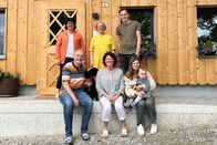 SRF DOK: Der Traum vom Eigenheim – SRF DOK Der Traum vom Eigenheim – Das Mehrgenerationenhaus im Thurgau Folge 2 Vier Generationen, ein Ziel: Aus einem Pferdestall möchten Urgrossmutter Ruth Gubler (hintere Reihe, Mitte) und ihre Nachkommen ein Mehrgenerationenhaus bauen. Copyright: SRF