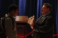 Community – Vizedekan Laybourne (John Goodman, r.) unternimmt einen letzten verzweifelten Versuch, Troy (Donald Trover, l.) von der Klimaanlagenschule zu überzeugen ...