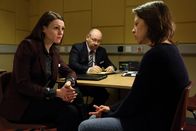 Scott & Bailey – DC Rachel Bailey (Suranne Jones, l.) und DC Pete Readyough (Tony Mooney, M.) versuchen mit Hilfe von Helen Bartlett (Nicola Walker, r.) den Mord an ihrer Mutter aufzuklären.