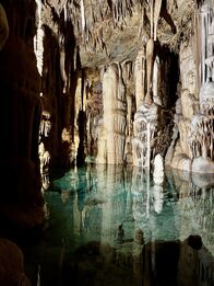 Mei liabste Weis – Der See in der Tropfsteinhöhle Katerloch.
