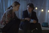 Tokyo Vice – Samantha (Rachel Keller, l.); Jake Adelstein (Ansel Elgort, r.)