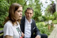 Sturm der Liebe – Christoph (Dieter Bach, r.) bietet Eva (Uta Kargel, l.) scheinbar selbstlos seine Hilfe an.
