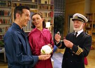 ManneZimmer – Mannezimmer Schweizer Sitcom Folge 65 – Hochziit, Horror, Happy end Besondere Zeremonie (v. l. n. r.): Philippe Roussel als Leo Matter, Bettina Dieterle als Jasmin Wyss und Vincenzo Biagi als Kurt Bolliger Copyright: SRF/Daniel Ammann NO SALES NO ARCHIVES Die Veröffentlichung im Zusammenhang mit Hinweisen auf die Programme von Schweizer Radio und Fernsehen ist honorarfrei und muss mit dem Quellenhinweis erfolgen. Jede weitere Verwendung ist honorarpflichtig, insbesondere auch der Wiederverkauf. Das Copyright bleibt bei Media Relations SRF. Wir bitten um Belegexemplare. Bei missbräuchlicher Verwendung behält sich das Schweizer Radio und Fernsehen zivil- und strafrechtliche Schritte vor.