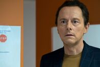 SOKO Wien – Alexander Bernstein (Peter Knaack) erschreckt sich, weil er die Ermittler der SOKO für Geldeintreiber hält.