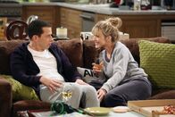 Two and a Half Men – Ein unmoralisches Angebot: Jon Cryer als Alan Harper, Courtney Thorne-Smith als Lyndsey Mackelroy (Copyright SRF/Warner Bros.)