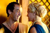 Spartacus – Lucretia (Lucy Lawless, r.), Ehefrau von Batiatus (John Hannah, l.), steht Spartacus nach wie vor kritisch gegenüber, da sie ihn für schwer kontrollierbar hält und fürchtet, er könne zu einer Gefahr für die Gladiatorenschule werden ...