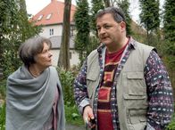 In aller Freundschaft – Luise Brenner (Monika Lennartz) macht ihrem Sohn Hans-Peter (Michael Trischan) klar, dass sie von ihm nicht erwartet, dass er sich so aufopferungsvoll um sie kümmert. Er soll sich um Freunde bemühen, dann bleibt ihm auch die Enttäuschung einer geplatzten Geburtstagsparty erspart. Doch Hans-Peter gibt seiner Mutter die Schuld, dass niemand kommt - sie habe mit ihrem Auftritt in der Klinik alle vergrault.