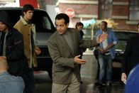 Monk – Die Exfrau von Brad Terry, einem berühmten Fernsehdetektiv, wird ermordet, während sich der Star gerade vor ihrem Haus mit Paparazzi herumschlägt. Perfektes Alibi hin oder her - Monk (Tony Shalhoub, M.) ist davon überzeugt, dass Brady höchstpersönlich hinter dem Mord steckt.