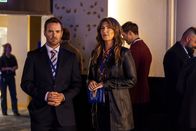 Sunny Nights – Martin (Will Forte, l.); Vicki (D'Arcy Carden, r.)