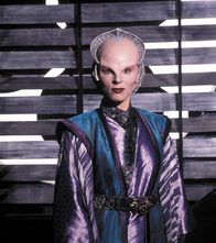 Babylon 5 – Delenn (Mira Furlan) ist Mitglied des Grauen Rates, der Regierung der Minbari. Gleichzeitig ist sie ihre Botschafterin auf Babylon 5.