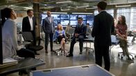 Bull – L-R: Danny James (Jaime Lee Kirchner), Dr. Jason Bull (Michael Weatherly), Chunk Palmer (Chris Jackson), Marissa Morgan (Geneva Carr), Benny Colón (Freddy Rodríguez), Cable McCrory (Annabelle Attanasio)