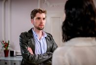 Sturm der Liebe – Sophia (Krista Birkner, re.) ist erschrocken, als Henry (Elias Reichert, li.) ihr eine Ansage macht.